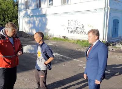 На Урале мэр дал интервью на фоне надписи «Боже, храни андеграунд и Навального»