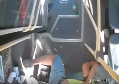 В Рязани камера засняла, как водитель маршрутки ворвался в салон автобуса и избил водителя