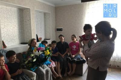 Глава Минтруда Дагестана поздравила многодетную семью с рождением 10 ребенка - mirmol.ru - респ. Дагестан