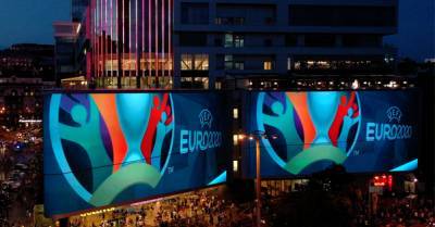 Самый большой экран в Европе, решающая битва года, футбольная атмосфера, и тысячи людей