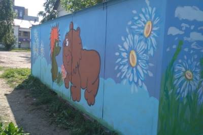 В Петрозаводске раскрасили гаражи у детского сада № 83