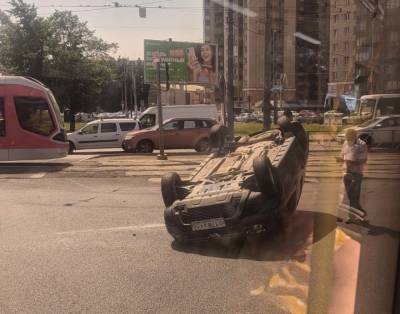 В Петербурге на Просвещения перевернулся автомобиль после аварии