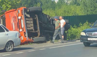 В Тюмени грузовик КАМАЗ угодил в кювет при перестроении