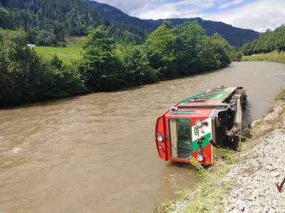 Электричка со школьниками сошла с рельсов и рухнула в реку в Австрии