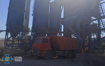 На Юге Украины остановлена работа незаконного карьера и асфальтового завода(фото)