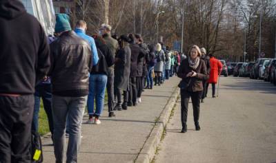 Обязательная вакцинация стала последней каплей. Кто в Латвии против