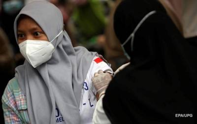 В Индонезии медиков после вакцины Sinovac привьют препаратом Moderna