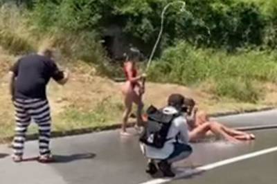 В Черногории оштрафовали украинок за обнаженную фотосессию посреди дороги