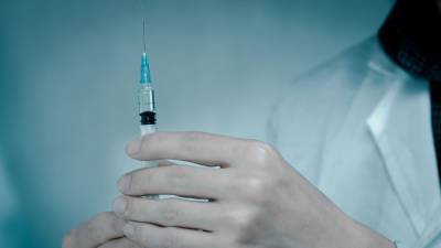 Росздравнадзор начал проверку после вакцинации физраствором в Калужской области