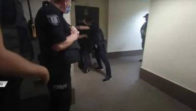 Появилось видео, как «Голосеевский стрелок» ранил полицейского и охранника