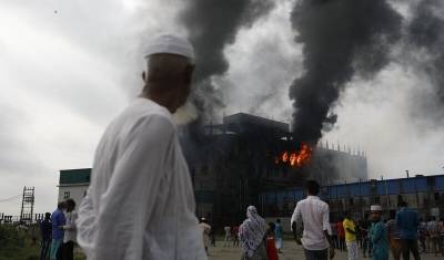 Во время пожара на заводе в Бангладеш погибли 52 человека