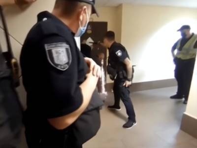 Полицейский закрывал глазок, пока резали дверь, затем раздался выстрел. СМИ опубликовали видео конфликта из-за киевской квартиры