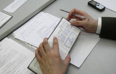 СМИ сообщили о планах Минобрнауки ликвидировать бумажные дипломы и зачётные книжки