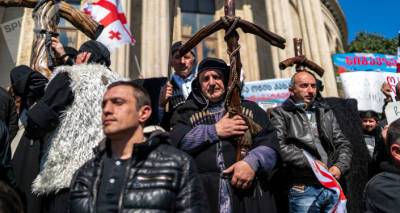 У здания парламента в Тбилиси снова акция: участники защищают крест