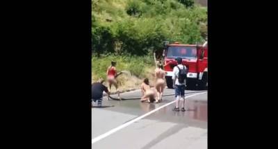Трех голых украинок задержали в на дороге в Черногории (видео)