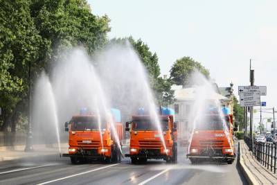 Улицы Петербурга будут поливать каждые 6 часов из-за аномальной жары