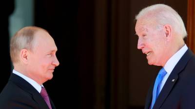 Псаки: Байден и Путин говорили по телефону около часа