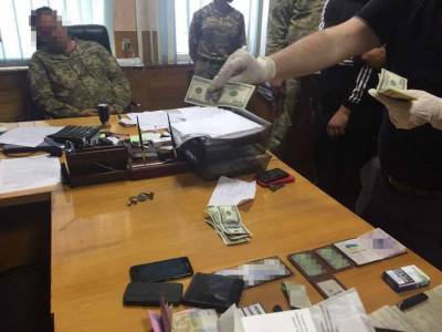 Черниговский военный комиссар требовал взятку с матери призывника