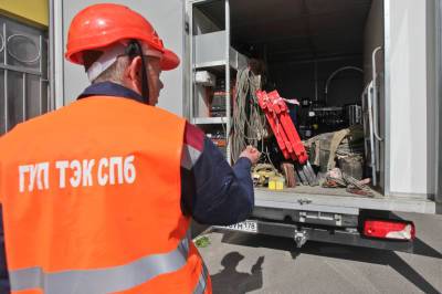 На Запорожской улице в Петербурге специалисты перекрыли фонтанирующую из под земли воду