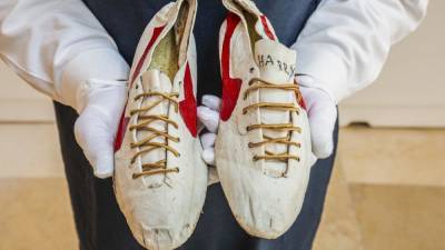 Кроссовки на миллион: Sotheby's продаст олимпийскую обувь Гарри Джерома и Майкла Джордана