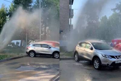 В Невском районе Петербурга фонтан с горячей водой вырвался из земли и окатил припаркованные автомобили