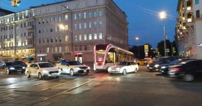 Неисправный трамвай парализовал движение на проспекте Мира в столице