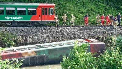 Австрия: поезд упал в реку