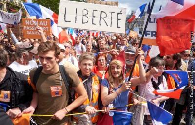 На акции против "санитарных паспортов" во Франции вышли свыше 200 тыс. человек
