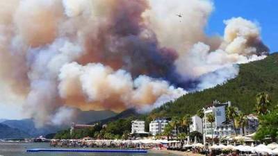Пожары в Турции: туристы ночуют на пляжах