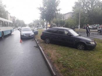 Водитель «двенадцатой» после ДТП пропахал газон в Череповце