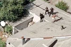 Полуголый психбольной на крыше отбивался от полиции: один коп сорвался вниз. ВИДЕО