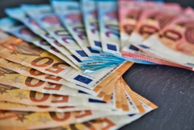 Эксперт назвал валюту, которая заменит россиянам доллар