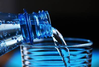 Диетолог развеяла миф о ежедневно необходимых человеку двух литрах воды