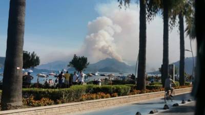 Горящие курорты: в Турции снова эвакуируют туристов из-за пожаров