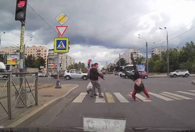 Видео: петербуржец перешёл дорогу в «олимпийском» стиле