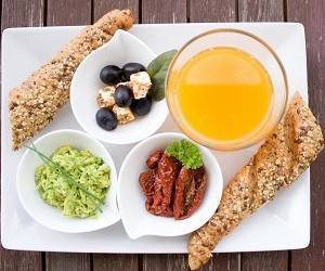 Перекусы и отказ от завтрака: развеиваем мифы о правильном питании
