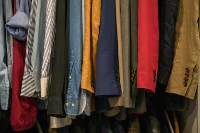 Интернет-мошенник обманул смолянку во время покупки одежды