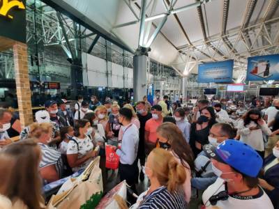 Рейс из Арабских Эмиратов в Пулково задержали на 12 часов