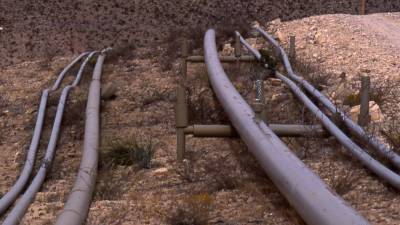 Прорыв газопровода привел к образованию фонтана из нефти в Венесуэле