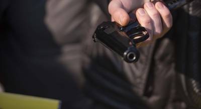 В Петербурге мужчина, вооруженный пистолетом, устроил стрельбу в магазине