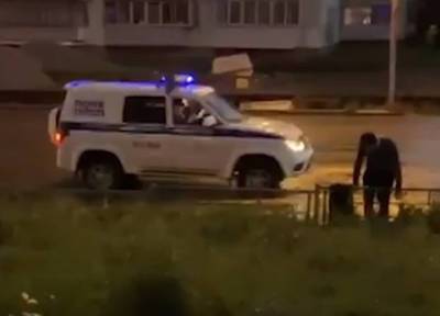 Мужчина в Екатеринбурге пил воду из лужи, полицейские приковали его к забору