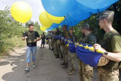 В сердце "ДНР" отправили огромный флаг Украины