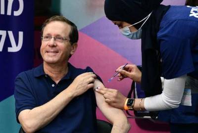 Президент Израиля получил третью дозу вакцины от коронавируса