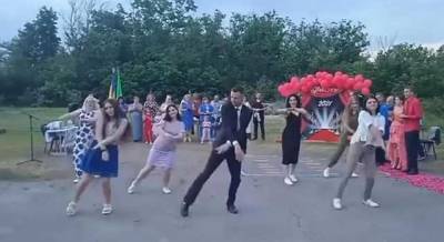 Сельский учитель покорил сеть танцем с выпускниками