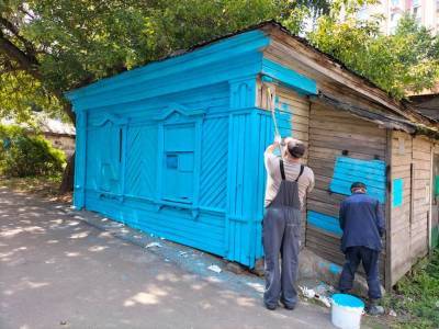 Деревянные здания на улице Ильинской в Нижнем Новгороде окрасили в синий