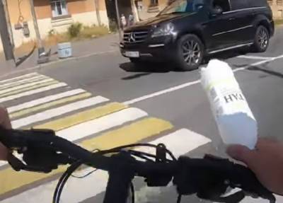 Велосипедист в Петербурге проучил водителя, который выбросил бутылку из окна Mercedes