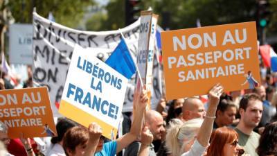 Во Франции прошли многотысячные протесты из-за мер против COVID-19