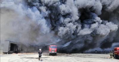 Под Одессой горит склад: площадь возгорания 10 тысяч кв. м (ФОТО)