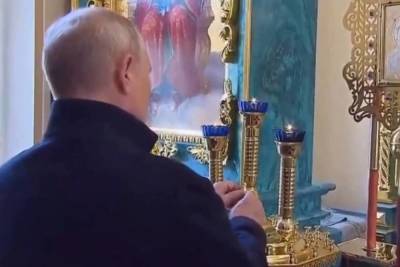Путин поставил свечку в Коневском монастыре на Ладоге