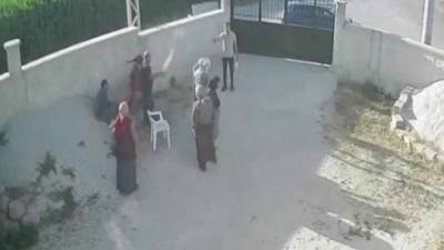Расстрел семьи из семи человек во дворе попал на видео